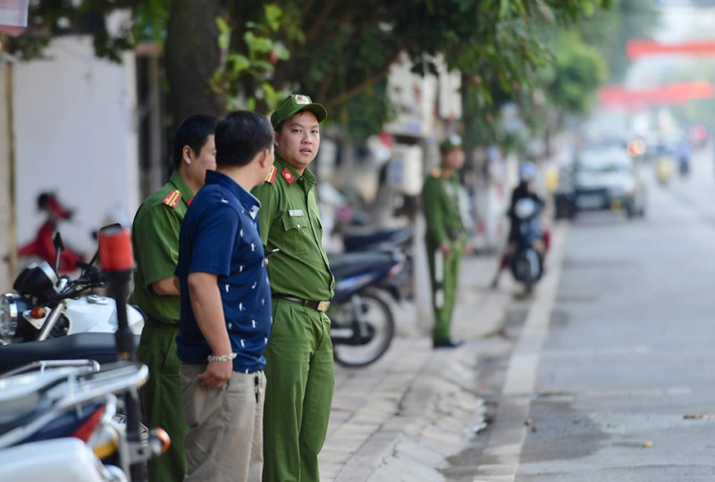 Hồ sơ điều tra - Gian lận điểm thi ở Sơn La: Cận cảnh 8 bị cáo hầu tòa sáng nay (Hình 7).