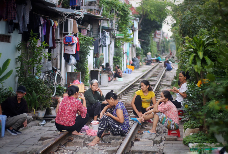 Khám phá đoạn đường tàu “sống ảo” rợp bóng cây xanh gây “sốt” ở Hà Nội - 1