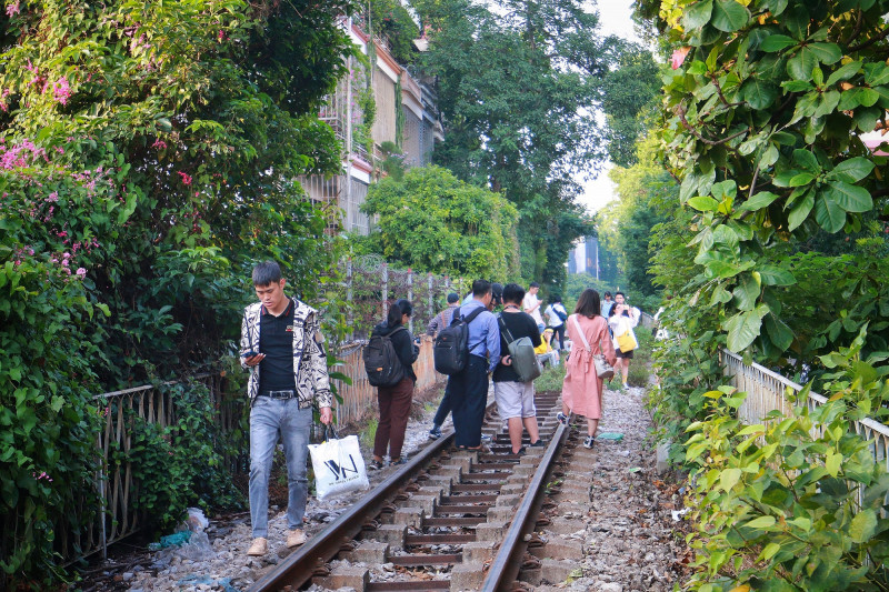 Khám phá đoạn đường tàu “sống ảo” rợp bóng cây xanh gây “sốt” ở Hà Nội - 5