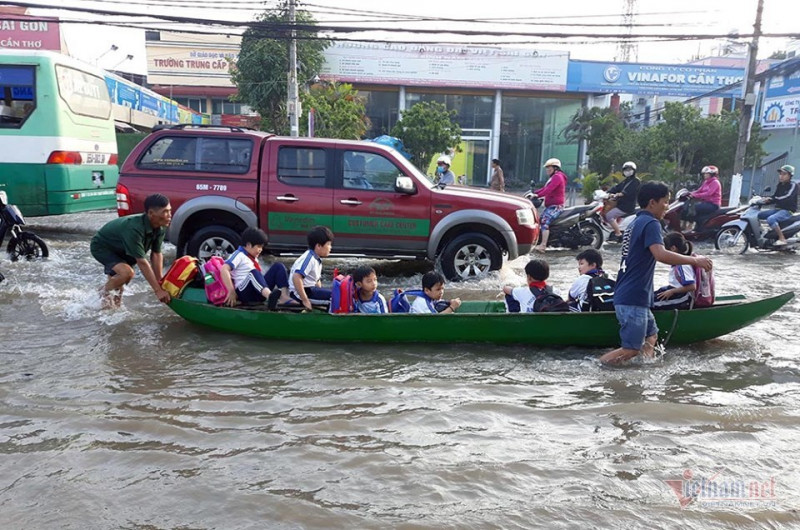 Đưa con đi học từ 5 rưỡi sáng, người Cần Thơ ngao ngán bơi trong biển nước