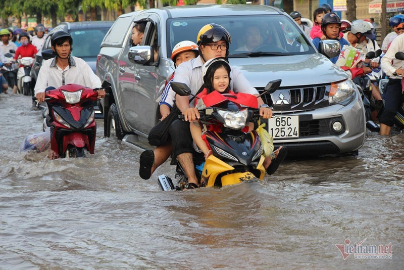 Đưa con đi học từ 5 rưỡi sáng, người Cần Thơ ngao ngán bơi trong biển nước