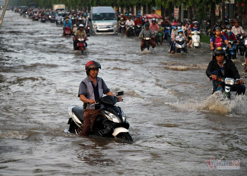 Đưa con đi học từ 5 rưỡi sáng, người Cần Thơ ngao ngán bơi trong biển nước