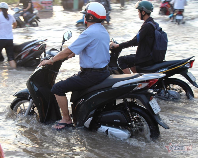 Đưa con đi học từ 5 rưỡi sáng, người Cần Thơ ngao ngán bơi trong biển nước