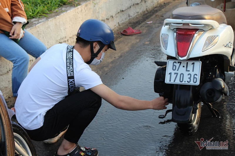 Đưa con đi học từ 5 rưỡi sáng, người Cần Thơ ngao ngán bơi trong biển nước