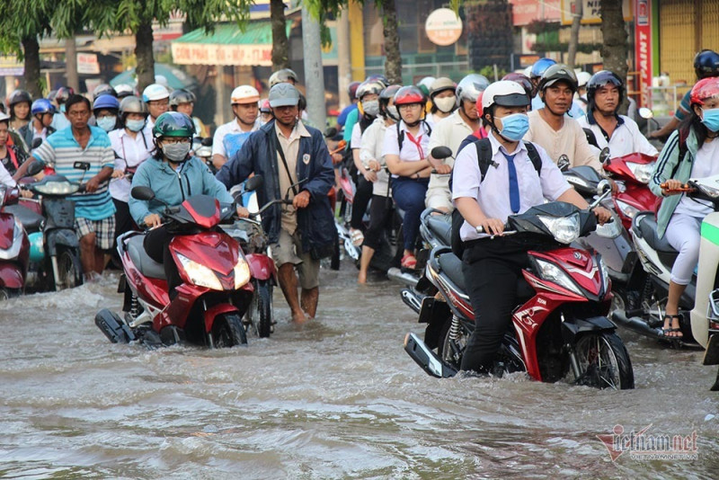 Đưa con đi học từ 5 rưỡi sáng, người Cần Thơ ngao ngán bơi trong biển nước