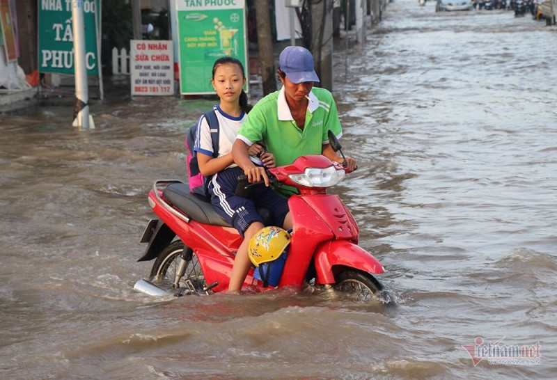 Đưa con đi học từ 5 rưỡi sáng, người Cần Thơ ngao ngán bơi trong biển nước