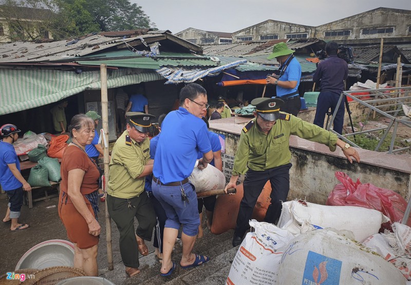 Tieu thuong meu mao vi hang hoa hu hong sau dot mua ngap toi noc hinh anh 4 