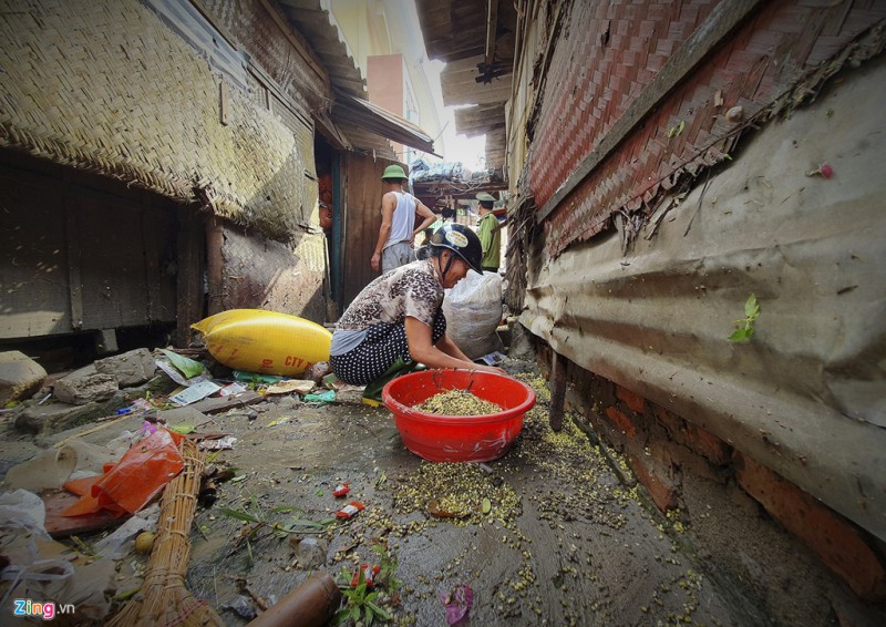 Tieu thuong meu mao vi hang hoa hu hong sau dot mua ngap toi noc hinh anh 5 