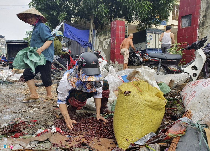 Tieu thuong meu mao vi hang hoa hu hong sau dot mua ngap toi noc hinh anh 13 