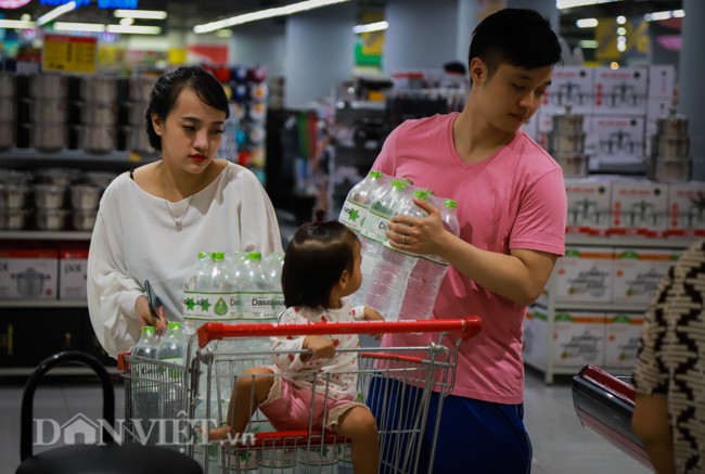 so nuoc nhiem ban, dan ha noi chi tien trieu mua nuoc dong chai hinh anh 3