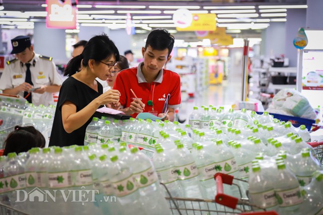 so nuoc nhiem ban, dan ha noi chi tien trieu mua nuoc dong chai hinh anh 8