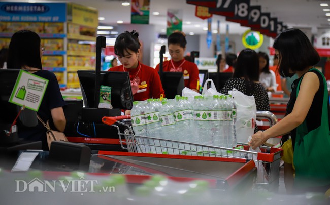 so nuoc nhiem ban, dan ha noi chi tien trieu mua nuoc dong chai hinh anh 7