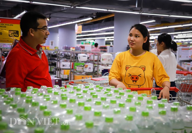 so nuoc nhiem ban, dan ha noi chi tien trieu mua nuoc dong chai hinh anh 4