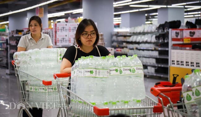 so nuoc nhiem ban, dan ha noi chi tien trieu mua nuoc dong chai hinh anh 6