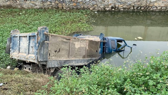 Băng qua đường dân sinh, xe tải bị tàu hỏa đâm rơi xuống ao, tài xế tử vong - ảnh 1