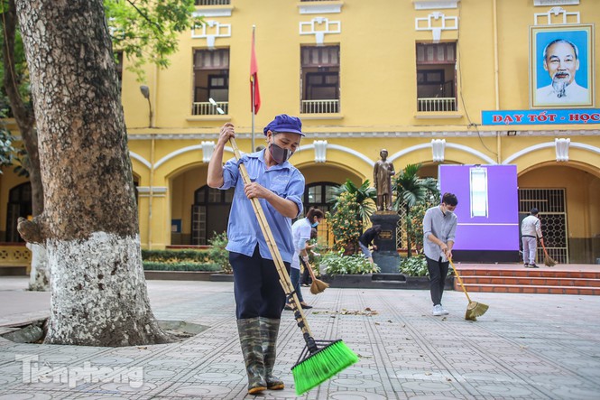 Trường học Hà Nội hối hả dọn vệ sinh, đón học sinh đi học trở lại - ảnh 6