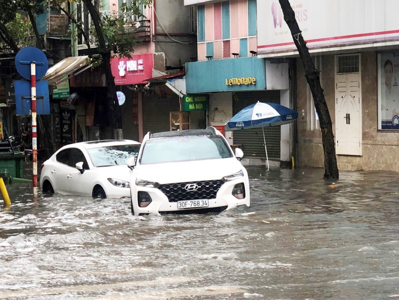 Mưa ngập sâu và xe máy chết máy trên đường Quang Trung chiều 3/3. Ảnh: T.Đảng