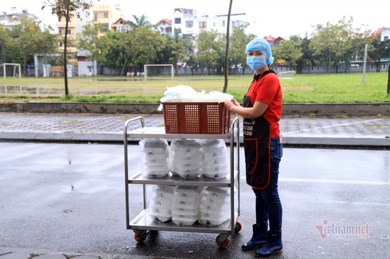 Tiếng gõ cửa trong khu cách ly bệnh viện Công an và suất cơm ấm lòng