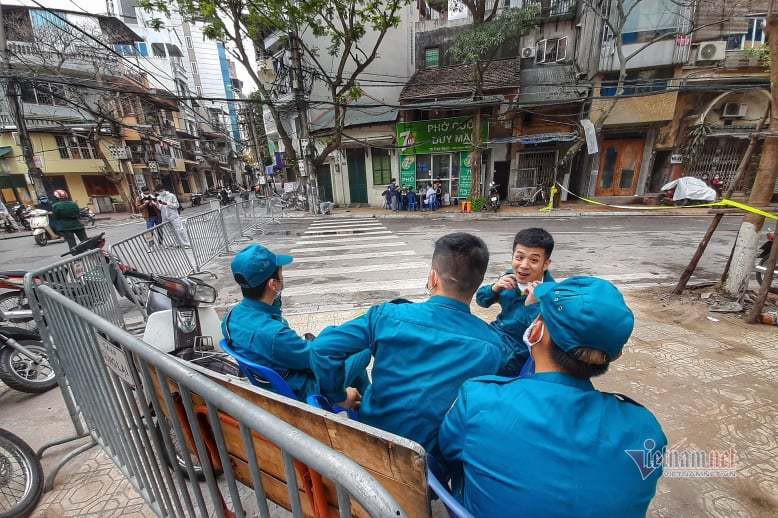 Ngày đầu cách ly, dân Trúc Bạch ra sân hóng tin dịch, đu xà rèn sức khỏe