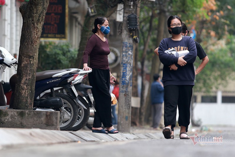 Ngày đầu cách ly, dân Trúc Bạch ra sân hóng tin dịch, đu xà rèn sức khỏe