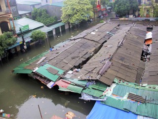 Các tiểu thương xót xa đứng nhìn hàng hóa hỏng toàn bộ sau lũ