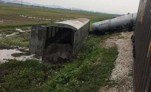 Hien truong vu 4 toa tau vang ra khoi duong ray, chan ngang quoc lo 1 hinh anh 5 