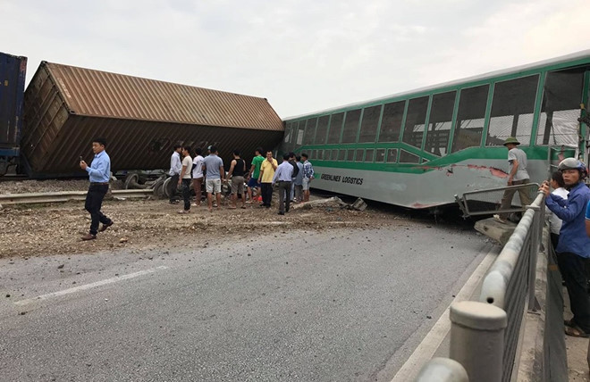 Hien truong vu 4 toa tau vang ra khoi duong ray, chan ngang quoc lo 1 hinh anh 7 