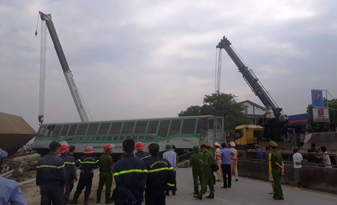 Hien truong vu 4 toa tau vang ra khoi duong ray, chan ngang quoc lo 1 hinh anh 9 