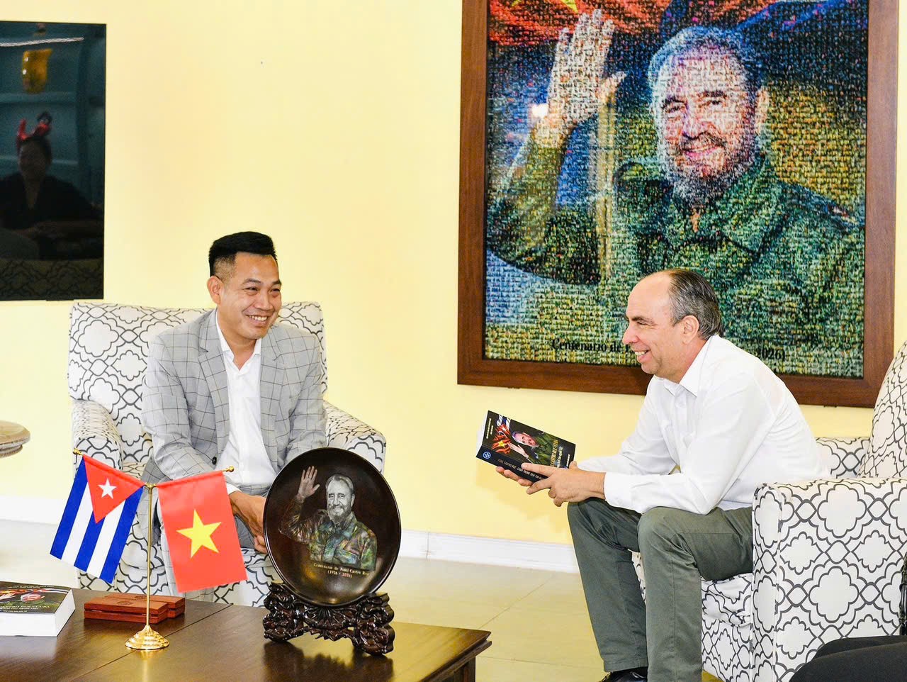 Đại sứ quán Cuba tại Việt Nam tiếp nhận tác phẩm "Fidel Castro Ruz - Cuba trong trái tim người Việt"