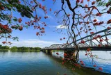 Huế: Ngắm sông Hương trong mưa
