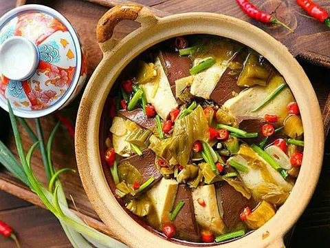 Canh dưa chua quá quen thuộc nhưng chế biến ngon "thần sầu" thế này thì hiếm người làm được
